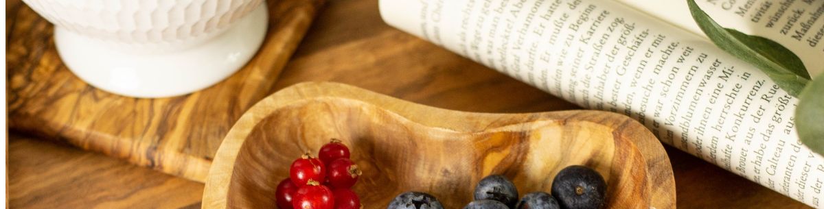 Olijfhouten kom in hartvorm